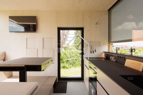 Seiteneingang mit Blick auf Küchenblock Panoramafenster und Wohnzimmer